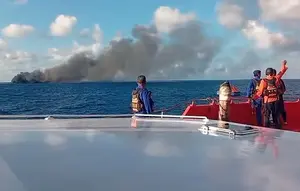 Tim  SAR Gabungan Evakuasi Penumpang KMP Putri Yasmin Terbakar di Selat Lombok