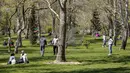 'Sizdah' berarti tiga belas, dan 'bedar' berarti menyingkirkan, yang memiliki arti 'menyingkirkan tiga belas'. Sizdah-bedar juga menandai akhir dari perayaan Nowruz, yang dimulai pada hari pertama musim semi. (Photo by AFP)