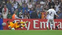 Kiper Prancis, Alphone Areola berhasil mementahkan eksekusi penalti pemain Uruguay, Velazquez saat babak adu penalti dalam laga final Piala Dunia U-20 2013 di Turk Telecom Stadium, Istanbul, Turki (13/7/2013). Prancis tercatat baru satu kali menjuarai Piala Dunia U-20 pada edisi 2013 di Turki. Di partai final, Prancis mengalahkan Uruguay lewat adu penalti 4-1 (0-0). (AFP/Ozan Kose)