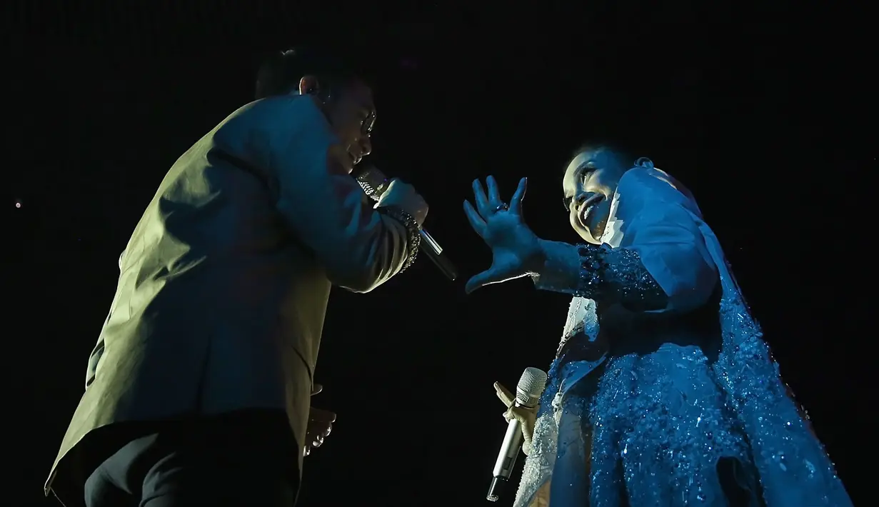 Dua lagu dibawakan dalam duet tersebut. Lagu berjudul Cinta Dalam Hidupku dan Kamu Yang Kutunggu. Keduanya tampil kompak dan romantis dipanggung dengan sentuhan Jay Subiyakto. (Bambang E. Ros/Bintang.com)