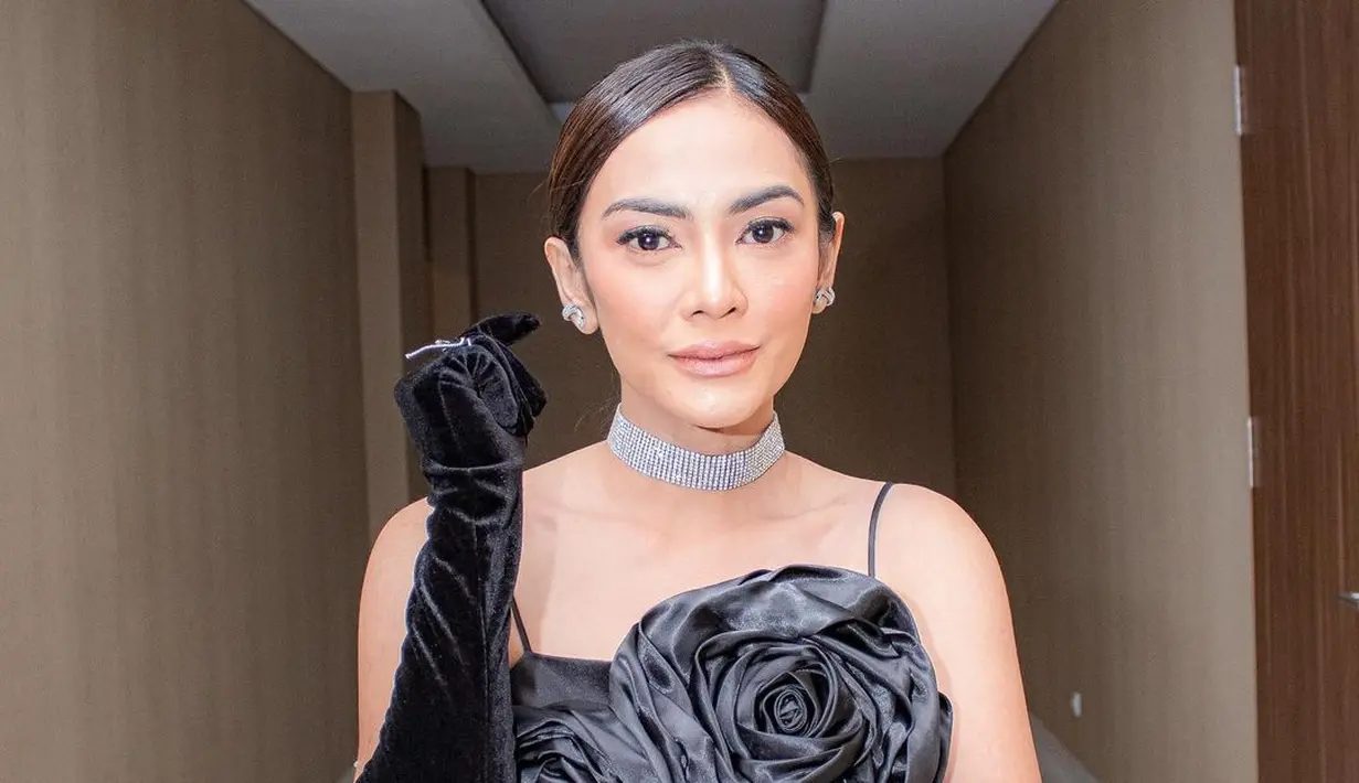 Ibu anak satu ini tak jarang mengunggah foto-foto dirinya di akun Instagram pribadinya. Beberapa foto terbaru dikatakan netizen dirinya menolak tua, karena cantiknya yang awet. Foto: Instagram.