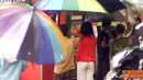 Citizen6, Tasikmalaya: Para ojeg payung cilik sedang menunggu orang yang memerlukan jasa payungnya.