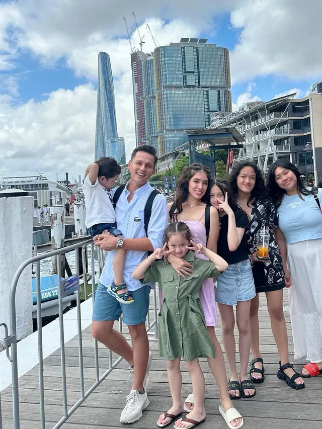 Ussy Sulistiawaty bersama keluarga liburan (Instagram/ussypratama)