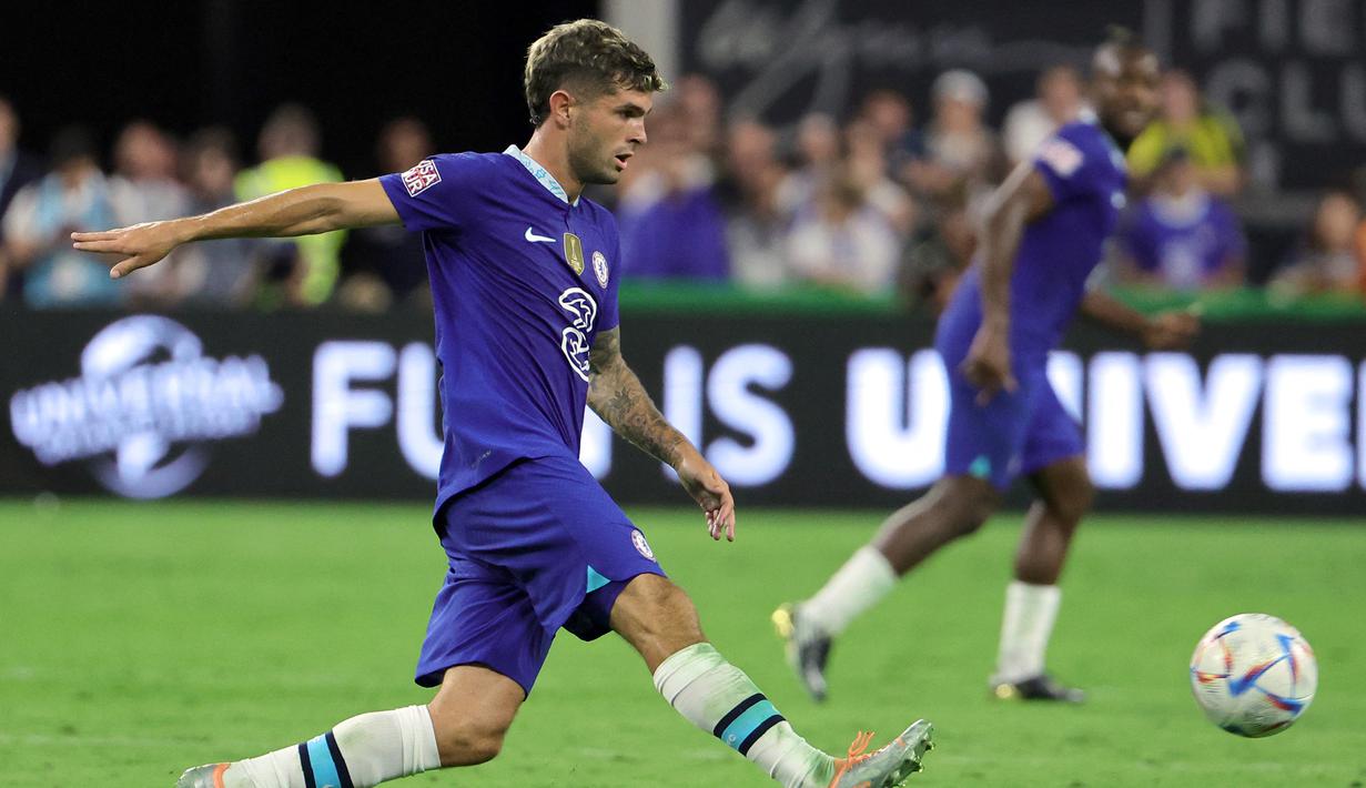 Christian Pulisic. Sayap kanan Amerika Serikat berusia 23 tahun ini dilepas Borussia Dortmund ke Chelsea pada tengah musim 2018/2019 dengan nilai transfer 64 juta euro atau kini setara Rp979 miliar. Ia baru memperkuat Chelsea di awal musim 2019/2020 karena sempat dipinjamkan ke Borussia Dortmund selama setengah musim usai kesepakatan transfer. Hingga kini ia telah tampil dalam 114 laga bersama The Blues di semua ajang dengan torehan 25 gol dan 18 assist. (AFP/Getty Images/Ethan Miller)