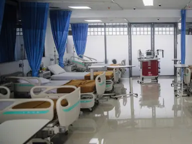 Suasana rumah sakit darurat untuk untuk merawat pasien virus corona COVID-19 di Lippo Plaza Mampang, Jakarta Selatan, Kamis (2/4/2020). Rumah sakit darurat ini dikhususkan untuk menampung penderita virus corona COVID-19. (Liputan6.com/Faizal Fanani)