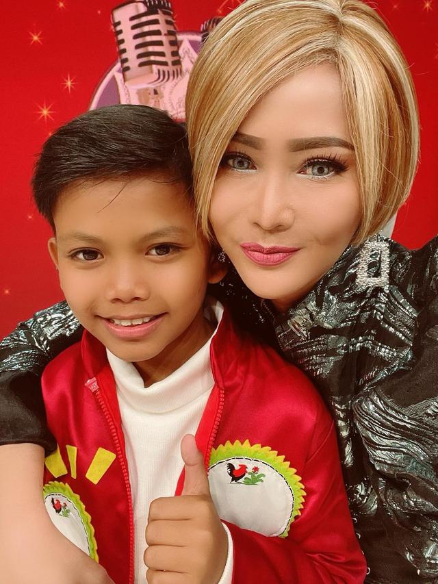 Duet Satu Panggung, Ini 6 Potret Kedekatan Inul Daratista dan Farel Prayoga