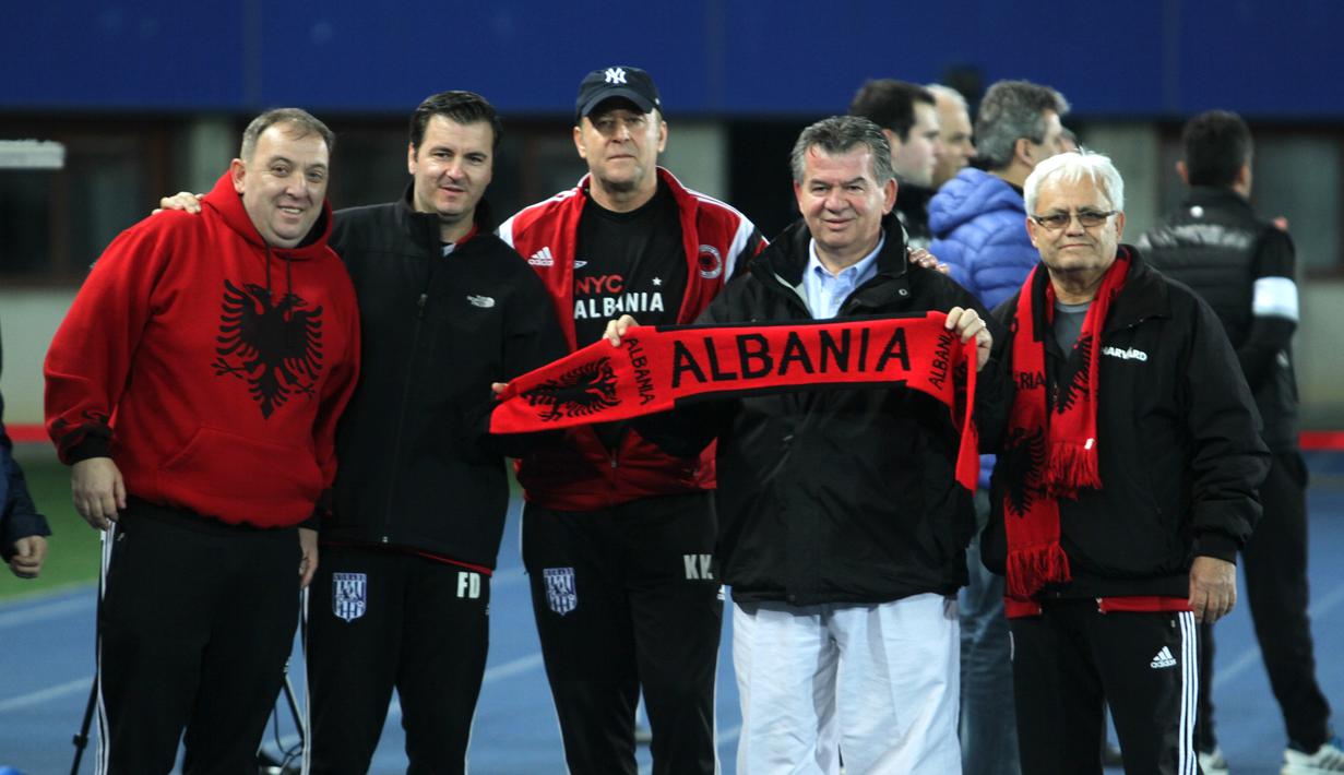 Beberapa ofisial Timnas Albania bersama suporter memberikan dukungan moril untuk tim kesayangannya yang menjalani sesi latihan di Stadion Ernst Happel, Wina, Austria. (Bola.com/Reza Khomaini)