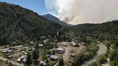 Asap mengepul dari kebakaran hutan besar terlihat dari Paraje Villegas, Provinsi Rio Negro, 70 km selatan Bariloche, Argentina (24/12/2021). Sekitar 250 petugas pemadam kebakaran dan karyawan taman nasional berjuang melawan api yang telah menghancurkan ribuan hektar lahan hutan. (AFP/ Francisco Ramo