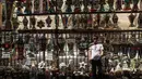 Pedagang menjual lentera tradisional yang dikenal dalam bahasa Arab sebagai "Fanous" menjelang bulan suci Ramadan di ibu kota Kairo, 19 April 2020. Bagi warga Mesir membeli lentera sudah menjadi tradisi sejak berabad-abad walaupun kini virus corona tengah melanda dunia. (Mohamed el-Shahed/AFP)