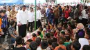 Presiden Joko Widodo (Jokowi) bersama Ketua Lembaga Perlindungan Anak Indonesia (LPAI) Seto Mulyadi (jongkok) menghibur para anak korban gempa Aceh di posko pengungsian di Pidie Jaya, Jumat (9/12). (Liputan6.com/Angga Yuniar)
