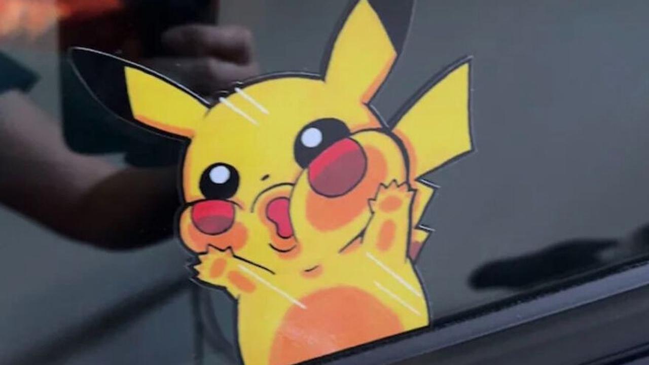 Pada kaca mobil, Pikachu terdapat