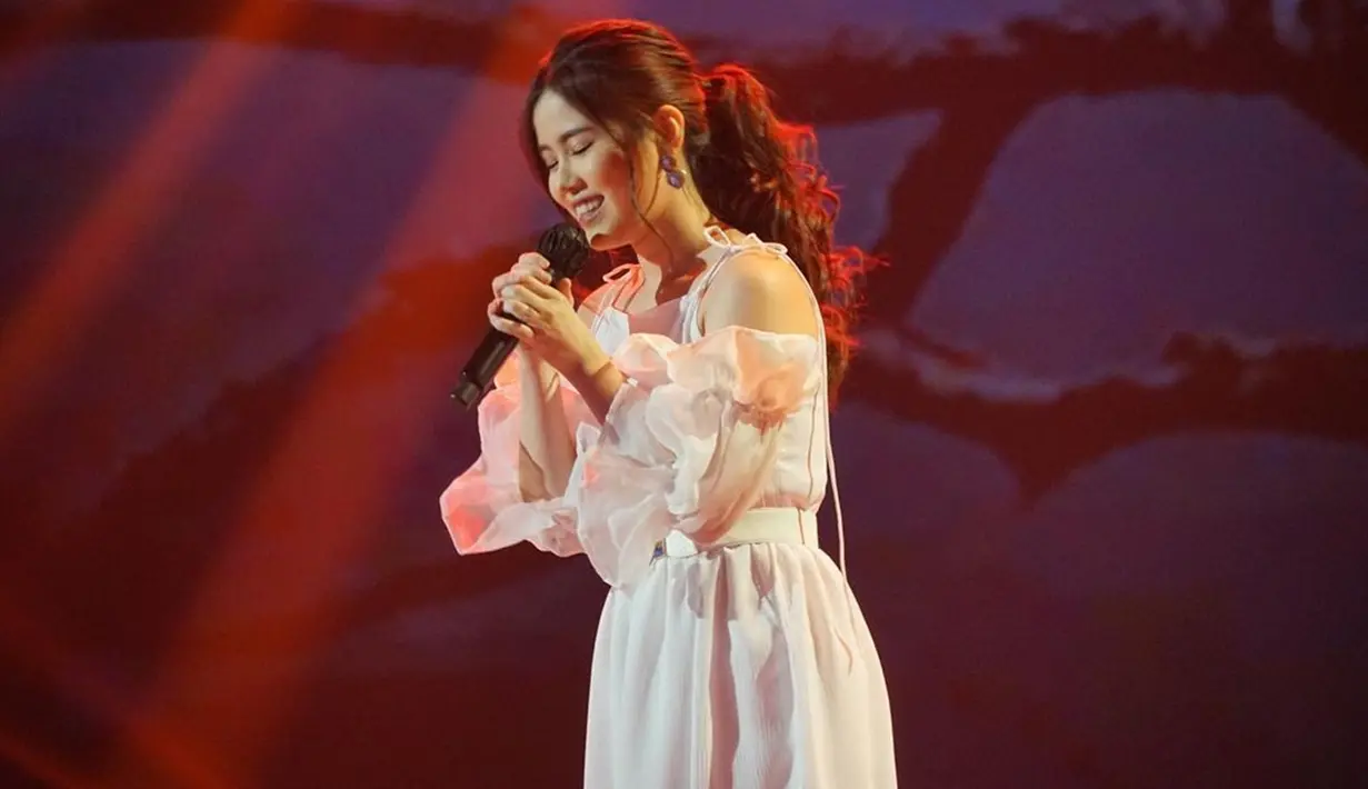 Penyanyi kelahiran 1994 ini tak jarang tampil dengan gaya yang anggun. Mengenakan dress berwarna putih, Melisa Hartanto tampil memukau saat di atas panggung. Dengan suara emasnya, tak heran jika ia banyak diidolakan banyak orang. (Liputan6.com/IG/@melisahart_)