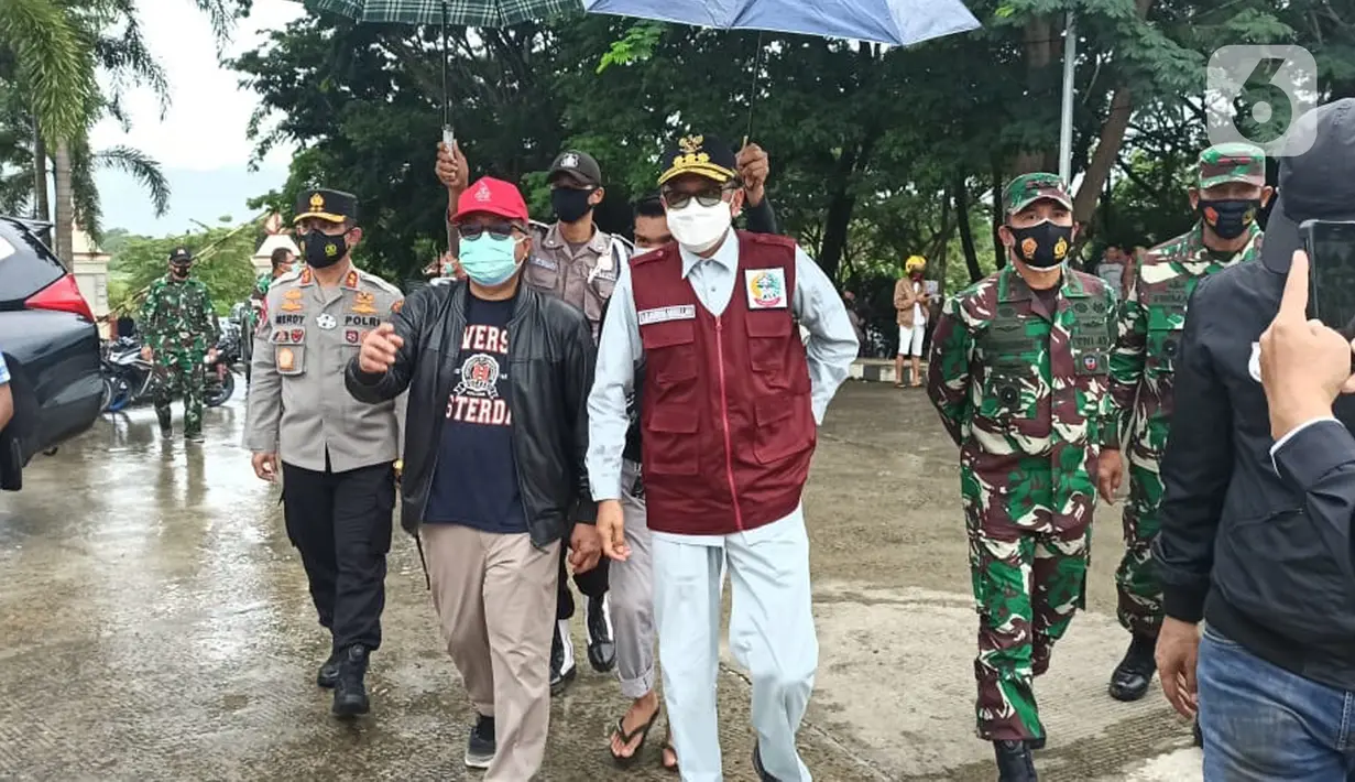 Gubernur Sulawesi Selatan Nurdin Abdullah bersama Pangdam XIV Hasanuddin dan Kapolda Sulawesi Selatan Irjen Pol Merdisyam meninjau langsung dampak bencana gempa bumi di Mamuju, Sulawesi Barat. (Liputan6.com/Abdul Rajab Umar)