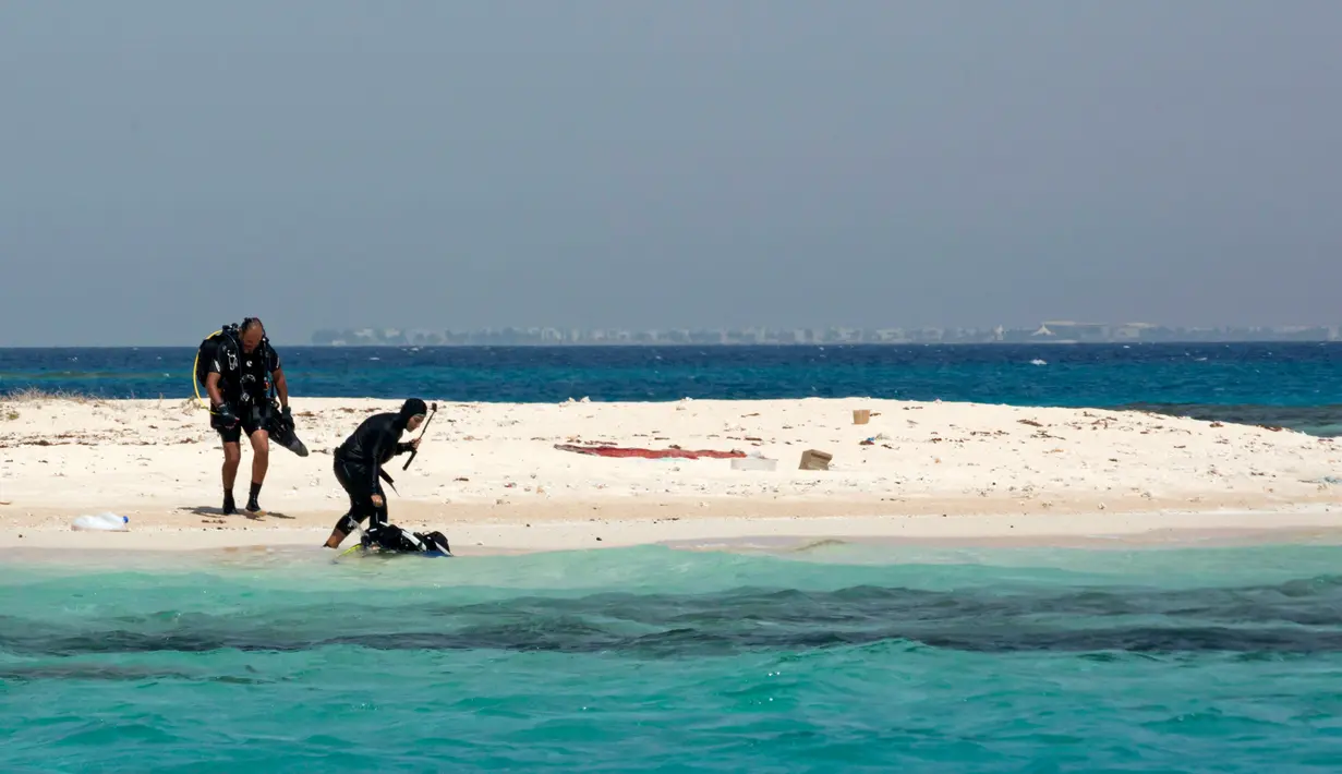 Instruktur selam Arab Saudi, Nouf Alosaimi bersama instruktur selam Mesir, Tamer Nasr menjelajahi pulau berpasir di Laut Merah, dekat King Abdullah Economic City. (AP Photo/Amr Nabil)