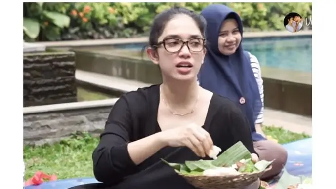 Pada momen ini Ussy tak segan makan lesehan dan menggunakan tangan.
