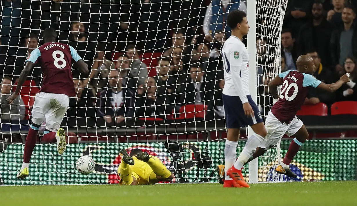 Striker West Ham United, Andre Ayew, melakukan selebrasi usai mencetak gol ke gawang Tottenham Hotspur pada laga Piala Liga Inggris di Stadion Wembley, Rabu (25/10/2017). West Ham United menang 3-2 atas Tottenham Hotspur. (AP/Kirsty Wigglesworth)