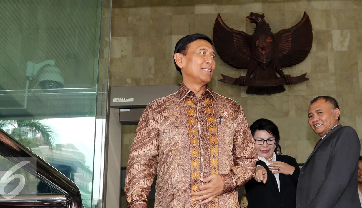 Menko Polhukam Wiranto keluar dari Gedung KPK, Jakarta, Jumat (7/10). Wiranto mengaku terakhir kali menyerahkan LHKPN pada 2009 jelang Pilpres 2009. (Liputan6.com/Helmi Afandi)