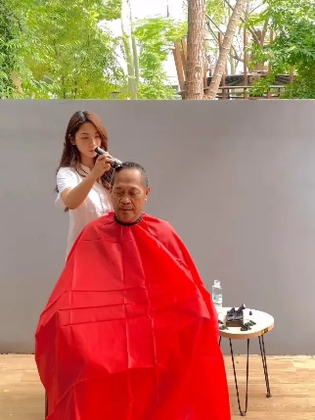 Bikin Haru, Ini 7 Momen Dinda Kirana Cukur Rambut Ayah yang Alami Stroke