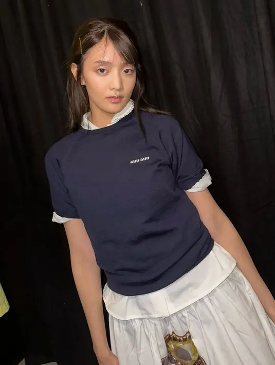 Di samping penampilannya yang memukau, tidak sedikit yang menyorot gaya riasan wajahnya yang eksentrik hingga menuai pro kontra di kalangan penggemar.  [Dok/Miu Miu dan @min.nicha].