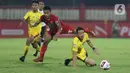 Pemain tengah Persija, Osvaldo Haay (tengah) berebut bola dengan bek Bhayangkara FC, Lee Wonjae pada lanjutan Shopee Liga 1 Indonesia di Stadion PTIK, Jakarta, Sabtu (14/3/2020). Laga kedua tim berakhir imbang 2-2. (Liputan6.com/Helmi Fithriansyah)