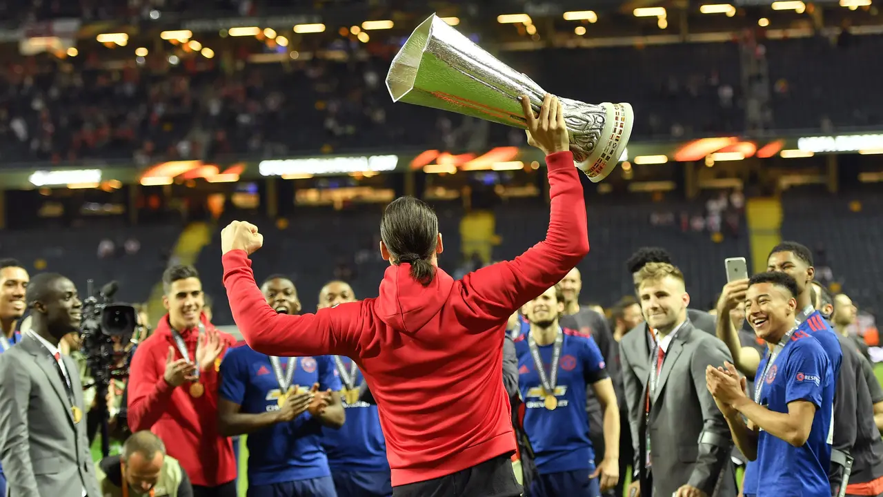 Striker Manchester United (MU), Zlatan Ibrahimovic, rayakan kesuksesan menjuarai Liga Europa 2016/2017. MU kalahkan Ajax Amsterdam 2-0 di final.