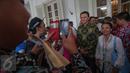 Gubernur DKI Basuki Tjahaja Purnama atau Ahok berfoto bersama warga di Balai Kota Jakarta, Kamis (20/4). Hari pertama setelah pemungutan suara Pilkada DKI, Ahok tetap ke Balai Kota untuk mendengarkan aduan warga. (Liputan6.com/Faizal Fanani)