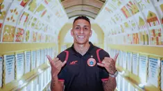 Pemain baru Persija Jakarta, Bruno Tubarao, berpose di Blok M, Jakarta. Setelah menghabiskan karier sepak bolanya di Brasil, kini Bruno Tubarao akan membuka lembaran baru bersama Macan Kemayoran. (Dok Persija)