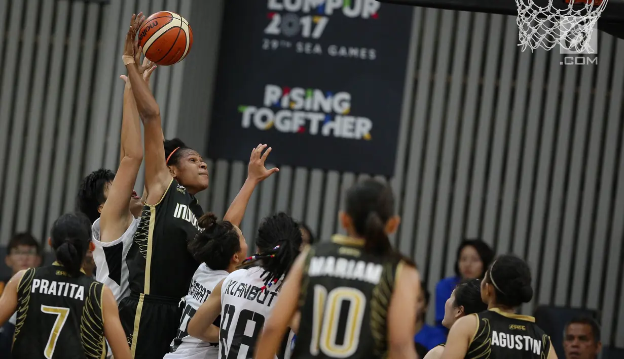Pemain timnas basket putri Indonesia Kahol Lea Elvensia Wolobubo menghadang bola lawan dalam laga round robin SEA Games 2017 di  MABA Stadium, Malaysia, Jumat (25/8). Tim basket putri Indonesia kalah dari Thailand 61-70. (Liputan6.com/Faizal Fanani)