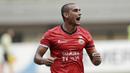 Striker Persija, Bruno Lopes, melakukan selebrasi usai mencetak gol ke gawang Persegres pada laga Liga 1 Indonesia di Stadion Patriot, Bekasi, Sabtu (14/10/2017). Persija menang 5-0 atas Persegres. (Bola.com/M Iqbal Ichsan)