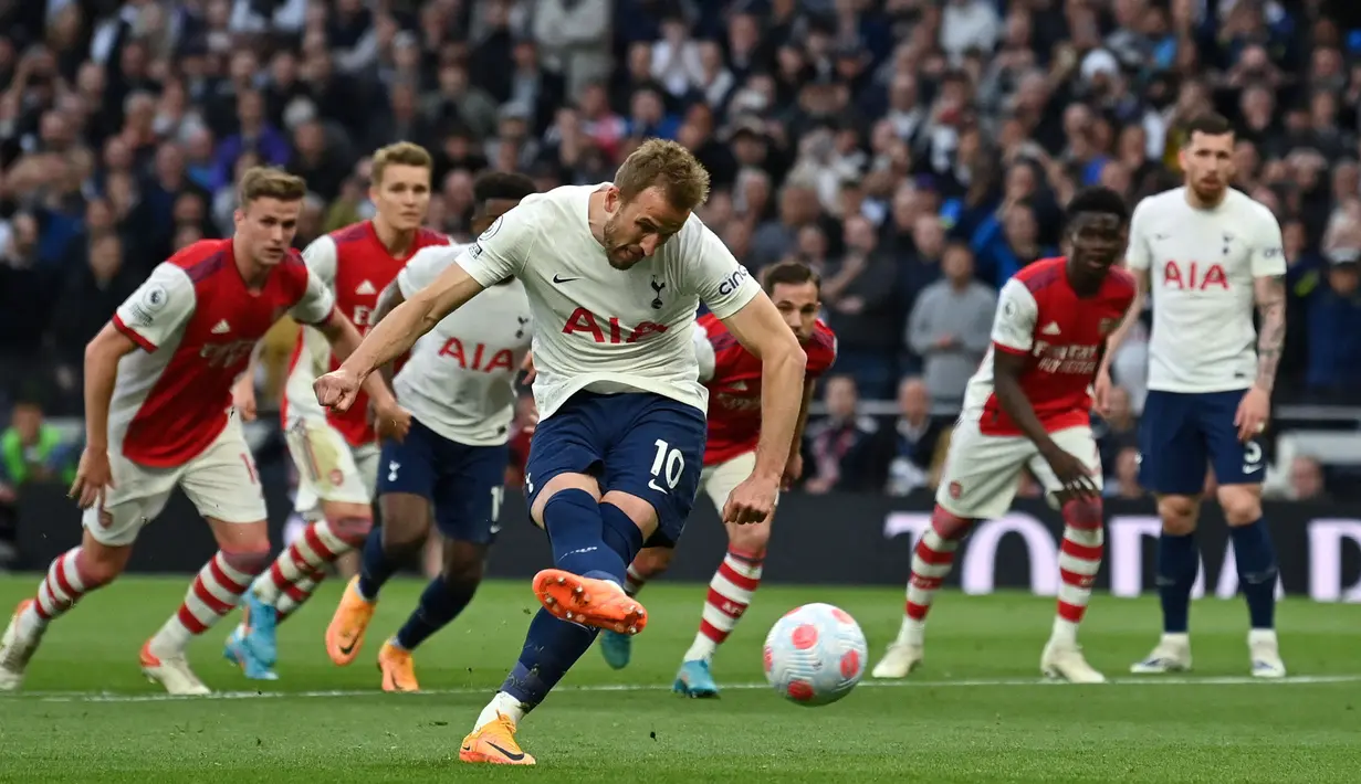 2. Harry Kane. Bomber Timnas Inggris yang telah membela Tottenham Hotspur sejak musim 2010/2011 ini berhasil meraih gelar top skor di Liga Inggris sebanyak 3 kali. Dua di antaranya diraih secara beruntun pada pada musim 2015/2016 dengan 25 gol dan 2016/2017 dengan 29 gol. Gelar ketiga diraihnya pada musim 2020/2021 dengan koleksi 23 gol. (AFP/Glyn Kirk)