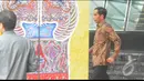 Jokowi bergegas menghampiri SBY yang telah tiba di depan pintu masuk acara peringatan Hari Veteran Nasional 2014, Balai Sarbini, Jakarta, Senin (11/8/2014) (Liputan6.com/Herman Zakharia)