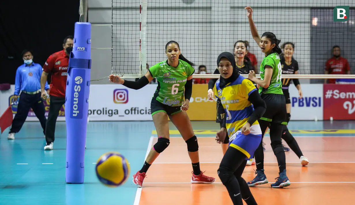 Para pemain Jakarta Mandiri Popsivo Polwan gagal mengembalikan bola saat perebutan tempat ketiga grand final PLN Mobile Proliga 2022 melawan Jakarta Pertamina Fastron di Padepokan Voli Jenderal Polisi Kunarto, Sentul, Sabtu (26/03/2022). (Bola.com/Bagaskara Lazuardi)