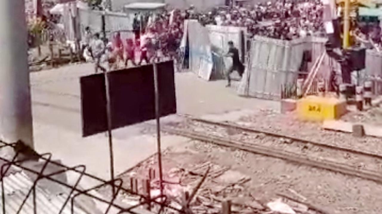 Pedagang Pasar Rangkasbitung Bongkar Paksa Penutup Perlintasan Kereta Api