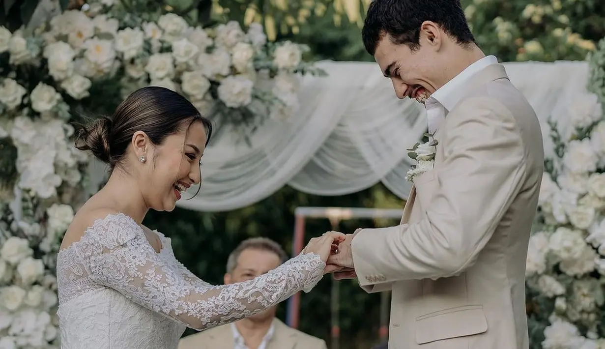 <p>"Dalli mualaf, yes. Sebelum kita menikah sekitar satu bulan sebelum kita nikah kayaknya kalau gak salah, Dalli itu melakukan prosesi mualaf," terangnya. [Instagram/jennifercoppenreal20]</p>