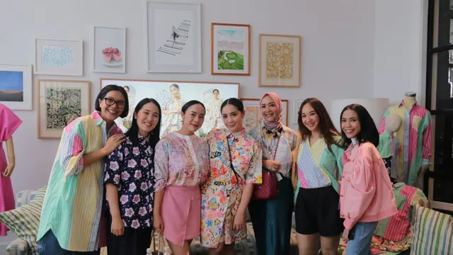 Nagita Slavina dan CottoInk berkolaborasi membuat koleksi pakaian yang bertemakan Blooming with Confidence