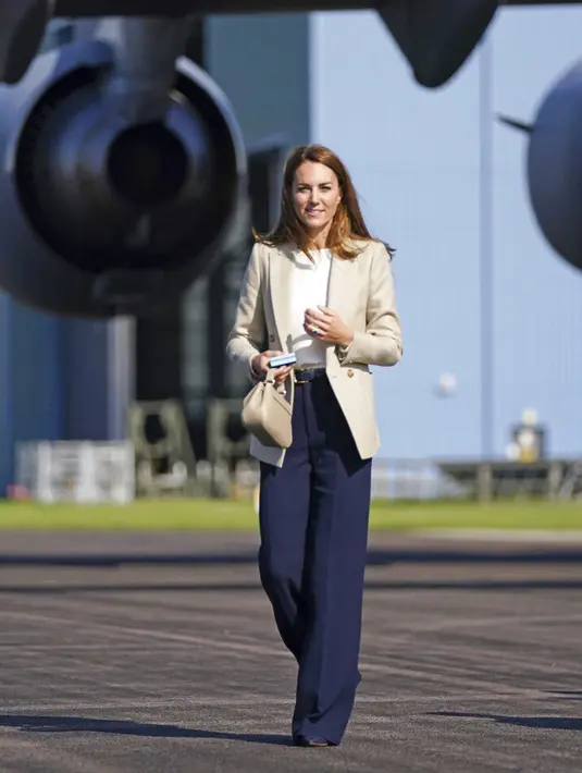 FOTO: Kemunculan Kate Middleton ke Publik Usai Lama Menghilang - Foto