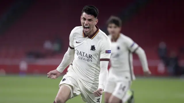 FOTO: AS Roma Comeback, Hempaskan Ajax Amsterdam 2-1 - Roger Ibanez