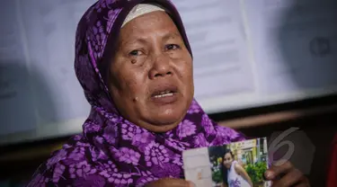 Narsiah, ibu kandung Wanipah saat di sekretariat Serikat Pekerja Indonesia Luar Negeri (SPILN), Jakarta, Minggu (17/5). Narsiah menyampaikan permohonan bantuan kepada Presiden Jokowi  terkait ancaman hukuman mati TKI Wanipah. (Liputan6.com/Faizal Fanani)