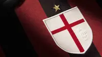 AC MIlan melakukan perubahan mengejutkan pada jersey mereka pada musim 2014 - 2015. Rossoneri memilih memasang logo yang biasa dipakai timnas Inggris St George's Cross. (AC Milan)