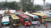 Bus pemudik berjejer di Terminal Kampung Rambutan, Jakarta, Jumat (8/6). Diperkirakan puncak arus mudik terjadi pada H-3 Lebaran. (Liputan6.com/Immanuel Antonius)