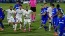 Pemain Real Madrid (kiri) berduel dengan pemain Getafe pada pertandingan Liga Spanyol di Stadion Alfonso Perez, Getafe, Spanyol, Minggu (18/4/2021). Pertandingan berakhir dengan skor 0-0. (AP Photo/Manu Fernandez)