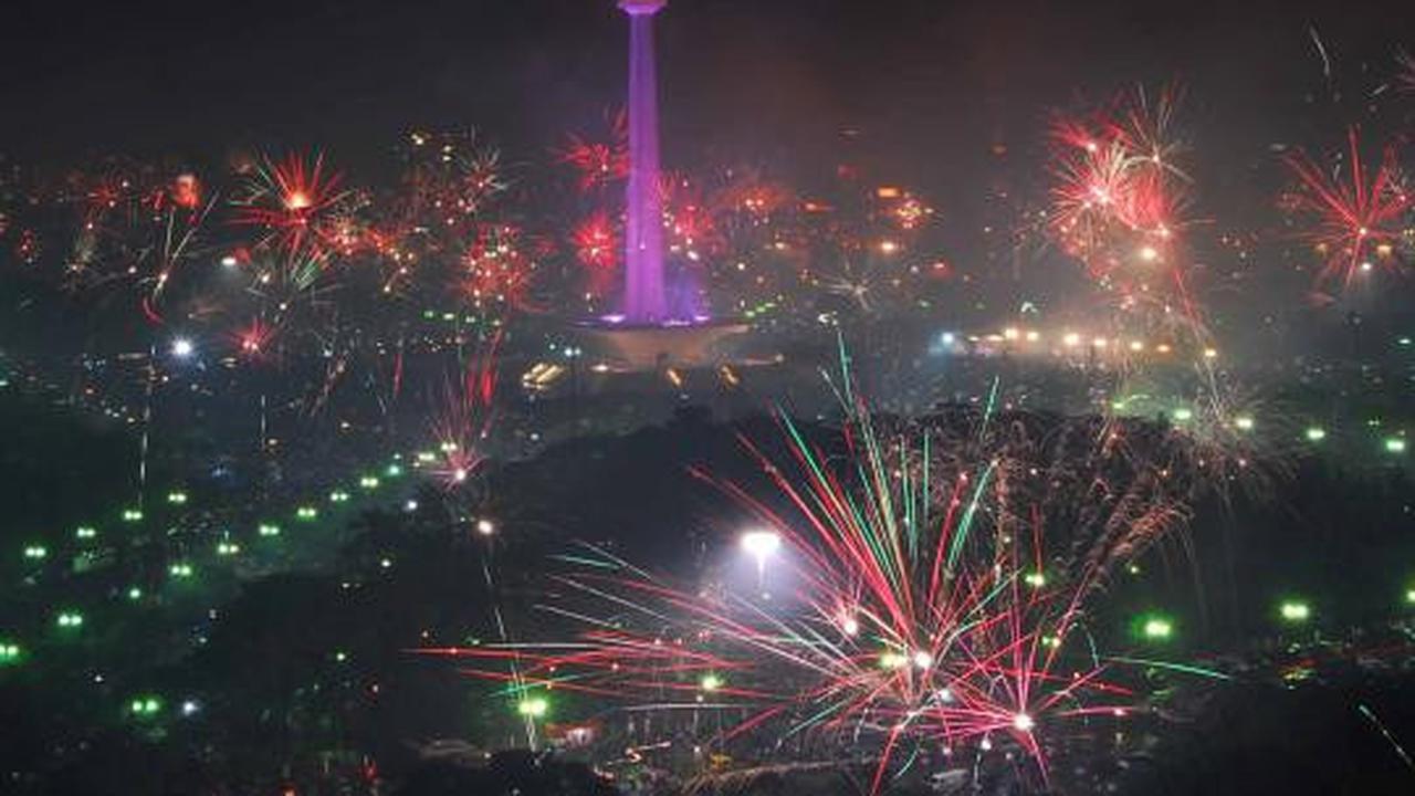 Pesta kembang api sambut tahun baru 2013 di Monas