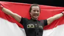 Petarung Indonesia, Priscilla Lumban Gaol, merayakan kemenangan atas petarung Kamboja, Nou Srey Pov, pada laga ONE Championship di Istora Senayan, Jakarta, Jumat (3/5). Priscilla menang mutlak atas lawannya. (Bola.com/Yoppy Renato)