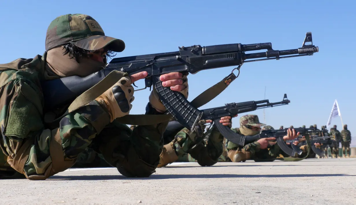 Pejuang Taliban menunjukkan keterampilan mereka selama upacara kelulusan setelah pelatihan militer tiga bulan di Herat, Afganistan (10/1/2022). Sekitar 600 pejuang Taliban mengikuti parade militer di Kabul, Afghanistan pada Minggu (9/1) merayakan kelulusan mereka.  (AFP Photo)