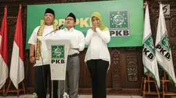 Ketum PKB, Muhaimin Iskandar (tengah) bersama pasangan Cagub-Cawagub Arinal Djunaidi (kiri) dan Chusnunia Chalim untuk Pilkada Lampung 2018 memberi sambutan di Gedung DPP PKB, Jakarta, Rabu (20/12). (Liputan6.com/Faizal Fanani)