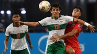 Alfeandra Dewangga. Seperti Witan Sulaeman, bek tengah berusia 20 tahun ini juga selalu diturunkan dalam 7 laga Timnas Garuda di Piala AFF 2020. Ia menjadi prototipe bek tengah modern lewat penampilannya, mampu bertahan dan mampu menyerang. Satu gol berhasil dikoleksinya. (AFP/Roslan Rahman)