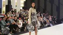 Model berpose diatas panggung saat memperagakan busana rancangan MADE IND X TANGAN dalam pagelaran Senayan City Fashion Nation ke-11, Jakarta, Senin (10/4). (Liputan6.com/Faizal Fanani)