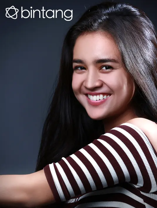 “Kalau kita mau berusaha, rumah, mobil dan materi lainnya bisa dicari bersama kok,” jelas perempuan yang tengah gencar mempromosikan film terbarunya ILY From 38.000ft. (Deki Prayoga/Bintang.com)