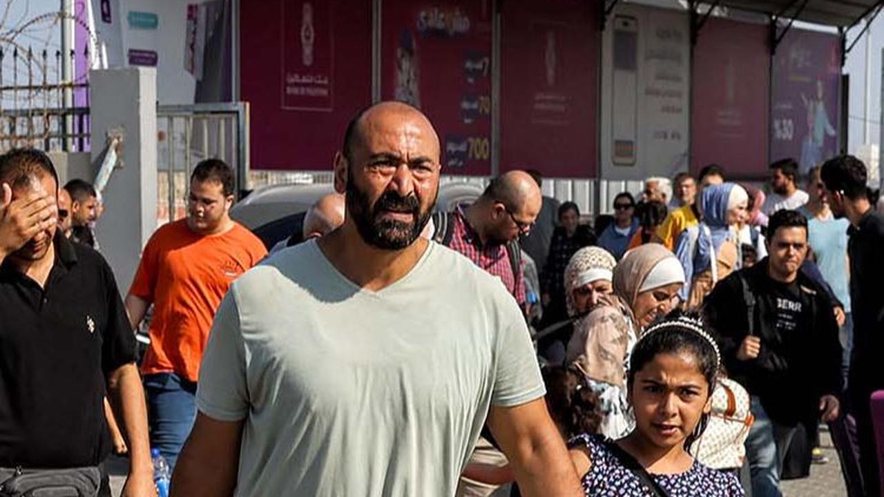 FOTO: Perbatasan Rafah Dibuka, Ratusan Orang Mulai Tinggalkan Jalur Gaza Menuju Mesir
