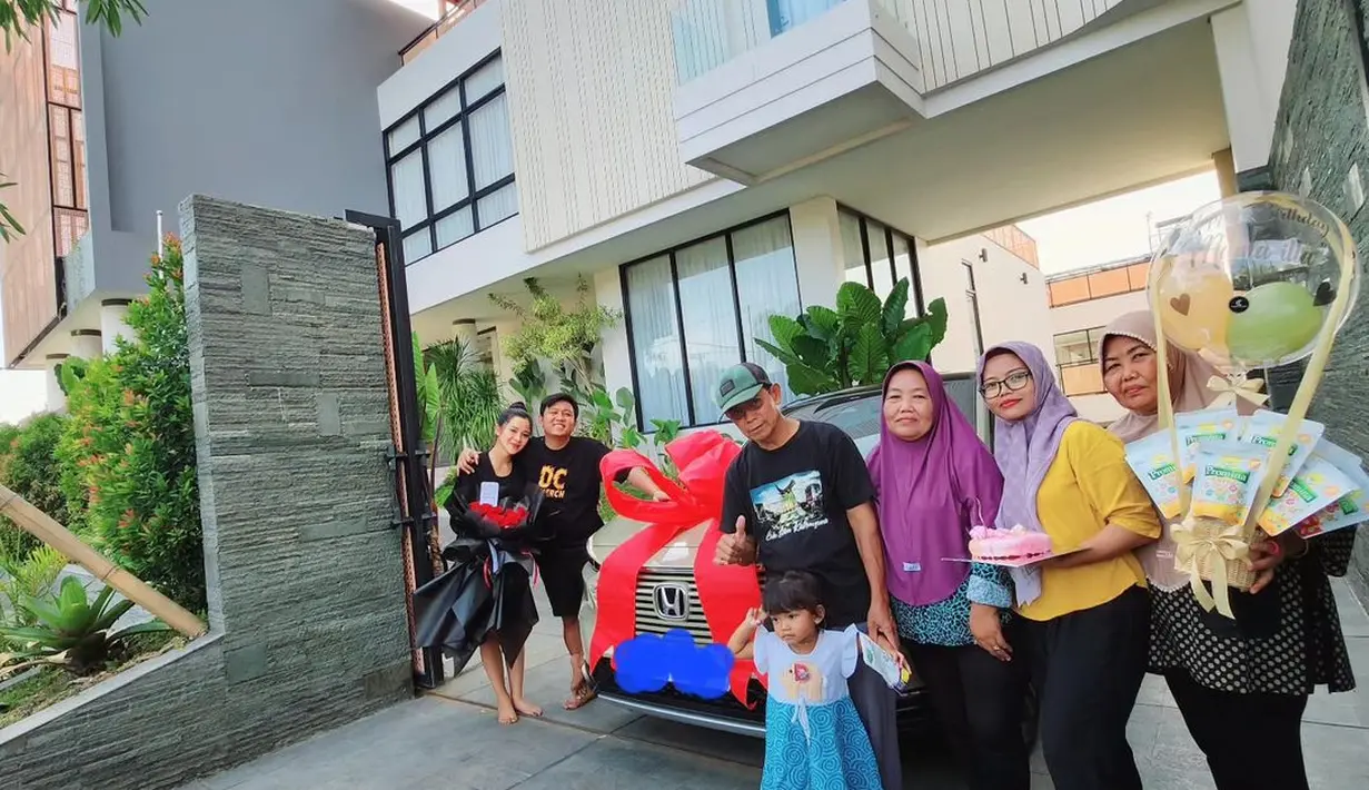 "Selamat Ulang tahun sayang @bellabonita_r.a Mugi sehat , pinter, panjang umur dan Sayang terus mbi aku," tulis Denny Caknan. [Instagram/denny_caknan]